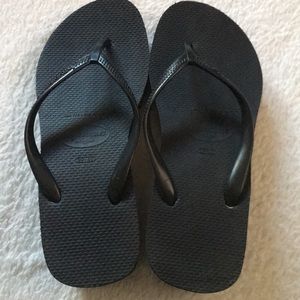 Havaiana’s High black, classy wedge flip flop